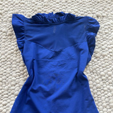 Blaues Oberteil mit Mesh-Einsatz