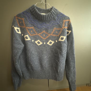 Blauer Pullover mit Jacquardmuster