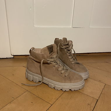 Stivaletti beige allacciati