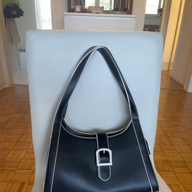 Schwarze Schultertasche mit weissen Nähten