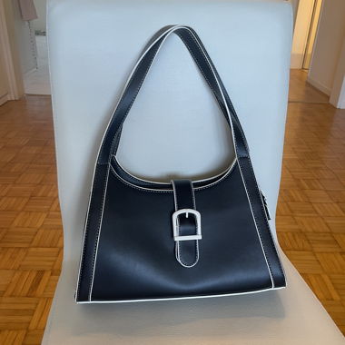 Schwarze Schultertasche mit weissen Nähten