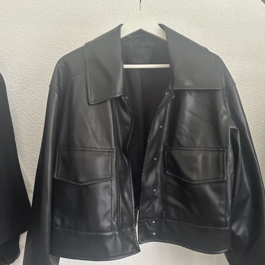 Kurze Jacke aus schwarzem Kunstleder
