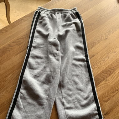 Jogginghose mit schwarzen Streifen