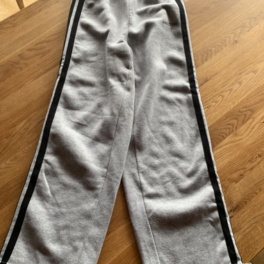 Jogginghose mit schwarzen Streifen