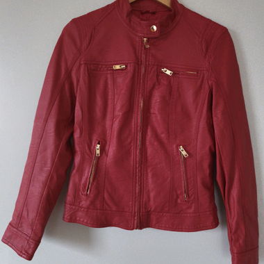 Rote Jacke aus Kunstleder mit goldenem Reissverschluss