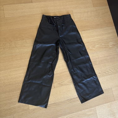 Black pants in eco-leather