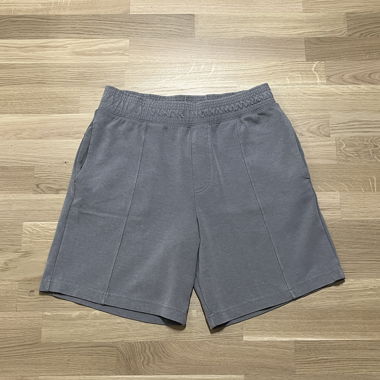 Graue Shorts