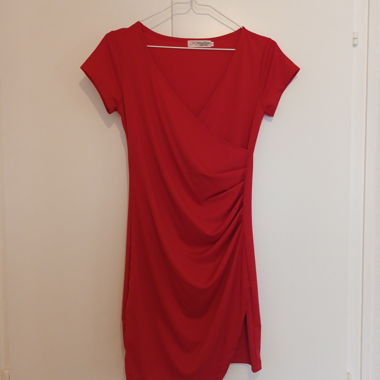 Rotes gerafftes Kleid