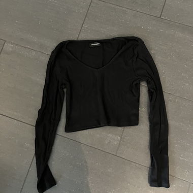 schwarzes Langarmshirt