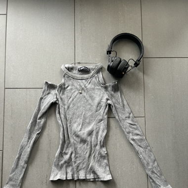 Cut-out tight sweater