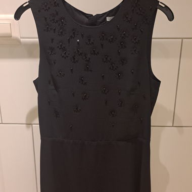 Schwarzes Etuikleid mit Blumenverzierung
