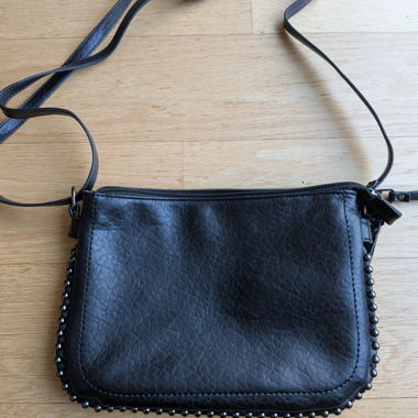 Borsa a tracolla nera con borchie