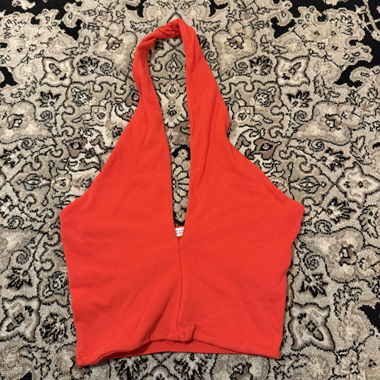 Top crop Zara rosso con spalle halter