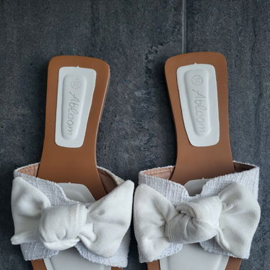 Flache Sandalen