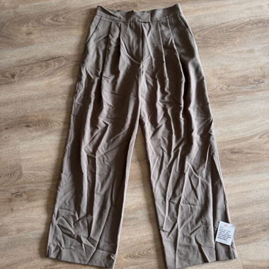 Hosen (neu und ungewaschen, deshalb zerknittert)