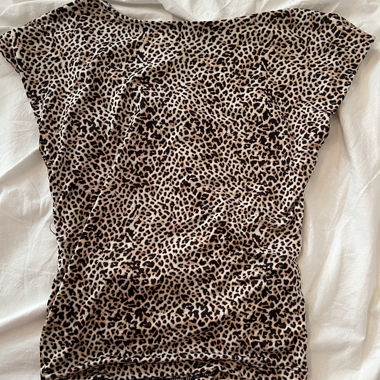 Top leopardato senza schiena