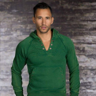 Pull à capuche vert homme, look décontracté!