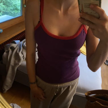 Lila Tragetop mit roten Saeumen