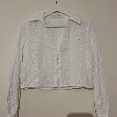 Blusa bianca in pizzo traforato