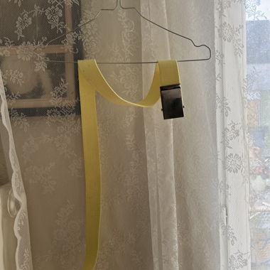Cintura gialla con fibbia in metallo