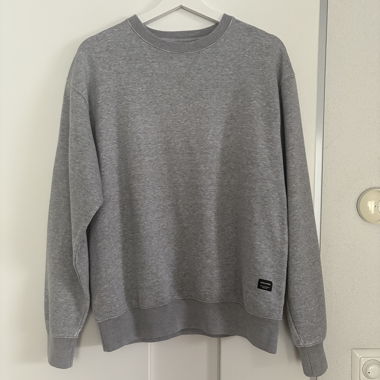grey crewneck