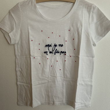 T-shirt bianco con testo ricamato