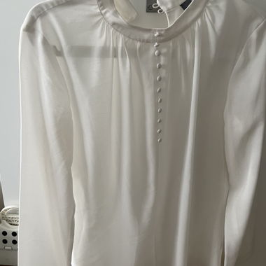 Blusa bianca con patta di bottoni