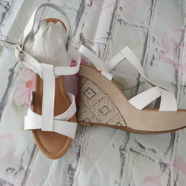 Sandali bianchi con cinturini