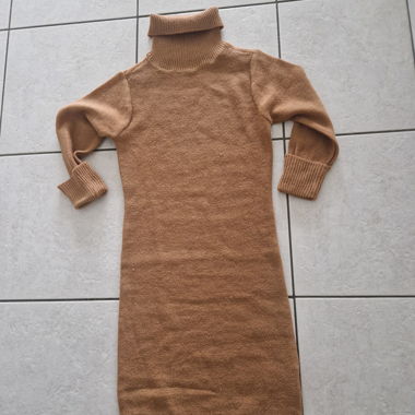 Abito in maglia marrone con collo alto