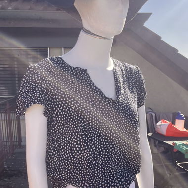 Bluse mit weissen Punkten – trendiges Basic