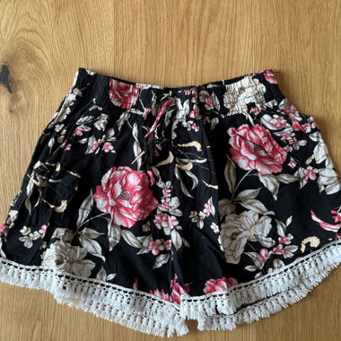 Blumige Shorts mit Fransen