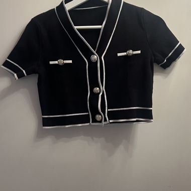 Crop-top noir avec bouton en or