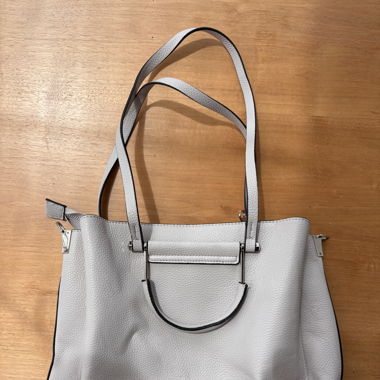 Graue Handtasche 