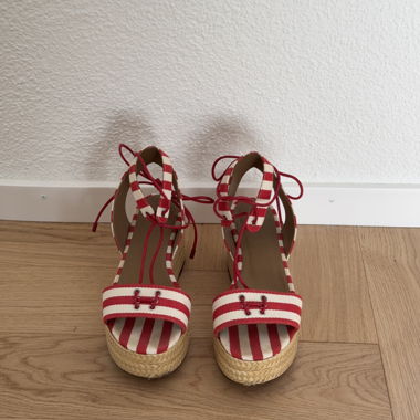 Sandali con zeppa a righe rosse di Sonia Rykiel