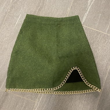 Jupe mini verte avec bordure à chaînettes