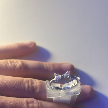 Bague argentée nœud strass – Taille M