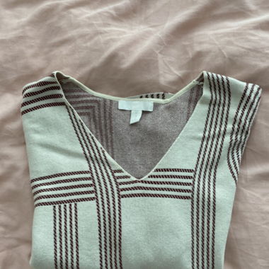 Graphic v-neck sweatshirt 