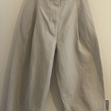 Beiger Barrel-Hosen mit Falten