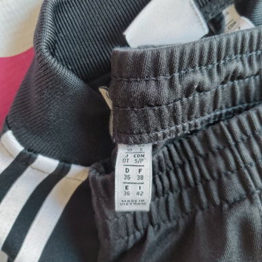 Schwarzer Adidas Trainingsanzug
