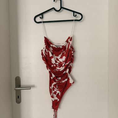 Body rouge à fleurs