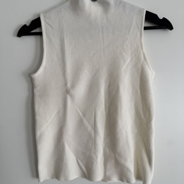 Top in maglia con collo a lupetto color crema