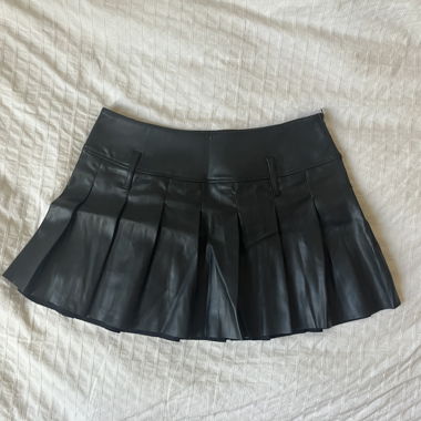 Bershka Plisseerock aus Kunstleder mini in Schwarz