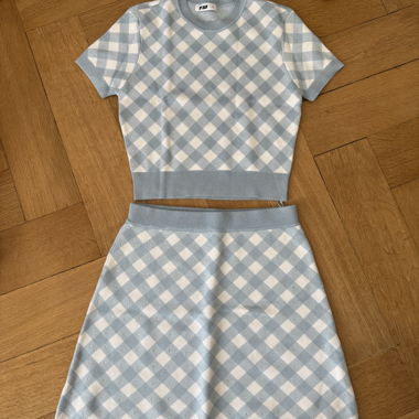 Blau-weisses Karo-Set mit Rock und Top