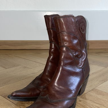 Pointy cowboy boots with spiral embroidery size 37