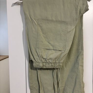pantalone in stoffa verde chiaro