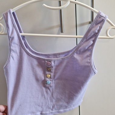 Top corto lilla con bottoniera