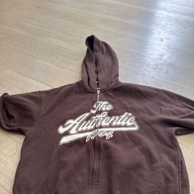 Braunes Sweatshirt mit Aufschrift 