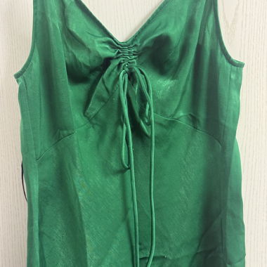 Abito in raso verde con bretelle sottili