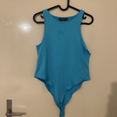 Blaues ärmelloses Body