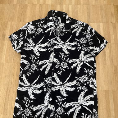 Schwarzes Hawaii-Hemd mit Palmenmuster